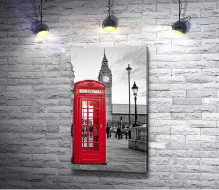 Красная телефонная будка на фоне Биг Бена в черно-белых тонах. Лондон