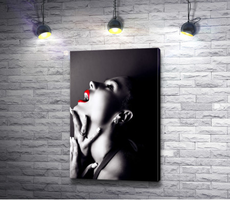 Черно-белое фото девушки с красными губами