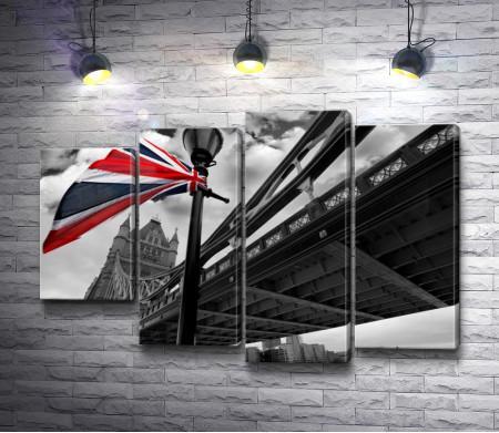 Цветной флаг Британии на фоне Тауэрского моста в черно-белой гамме, Лондон