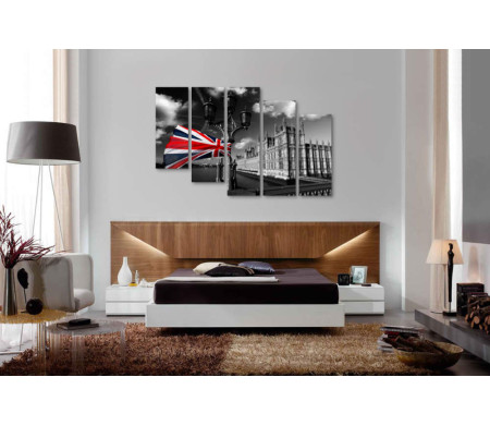 Флаг Великобритании на фоне архитектуры Лондона в черно-белой гамме