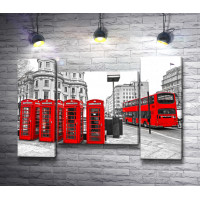 Красные телефонные будки и красный автобус в черно-белом Лондоне