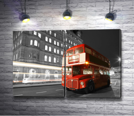 Двухэтажный автобус красного цвета на улицах Лондона в черно-белой гамме
