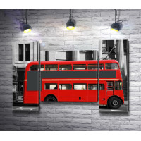Лондонский автобус красного цвета, черно-белое фото с цветными вставками