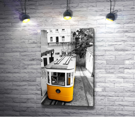 Старый трамвай жёлтого цвета в черно-белом городе