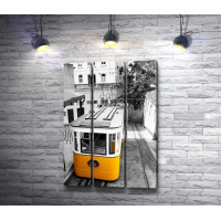 Старый трамвай жёлтого цвета в черно-белом городе