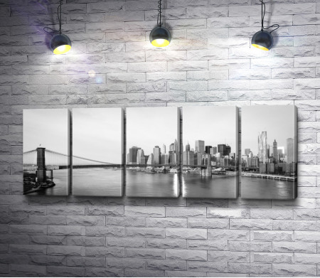 Бруклинский мост в Нью-Йорке, черно-белое фото