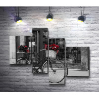 Велосипед с корзинами подарков, фото в черно-белой гамме
