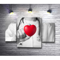Доктор держит в руках игрушку-сердце, черно-белое фото