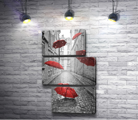 Красные зонтики на улице в дождливую погоду, фото в черно-белой гамме