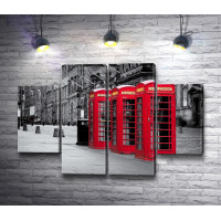 Красные телефонные будки на фоне черно-белого города , Лондон