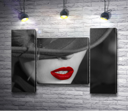 Черно-белое фото девушки в шляпе с красными губами 
