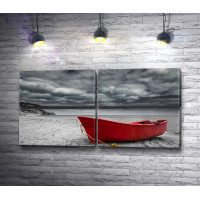 Красная лодка на фоне пасмурного неба, черно-белое фото с цветным акцентом