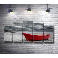 Красная лодка на фоне пасмурного неба, черно-белое фото с цветным акцентом