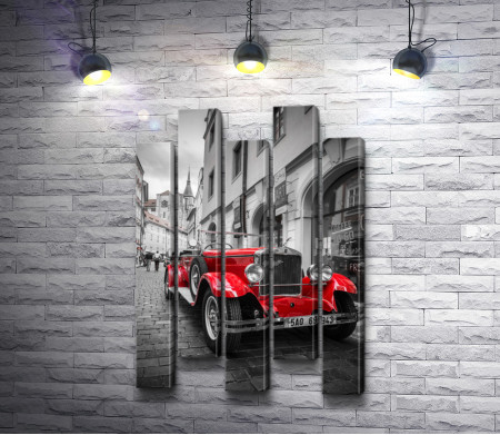 Красная ретро машина в черно-белом городе