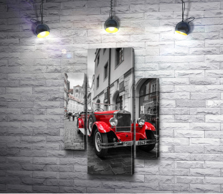 Красная ретро машина в черно-белом городе