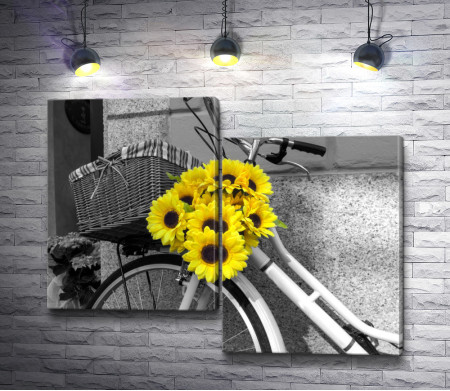 Ретро велосипед с желтыми подсолнухами, фото в черно-белой гамме