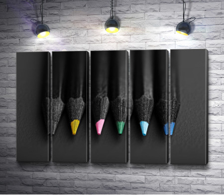 Черно-белое фото цветных карандашей