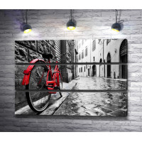 Красный велосипед на серой дождливой улице