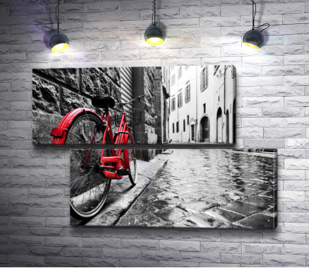 Красный велосипед на серой дождливой улице