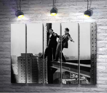 Рабочие во время строительства небоскреба в Нью-Йорке, черно-белое фото
