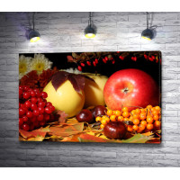 Осенний натюрморт: яблоки,  каштаны,  гроздья рябины и калины