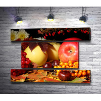 Осенний натюрморт: яблоки,  каштаны,  гроздья рябины и калины