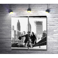 Счастливая пара на прогулке в Нью-Йорке, черно-белое фото