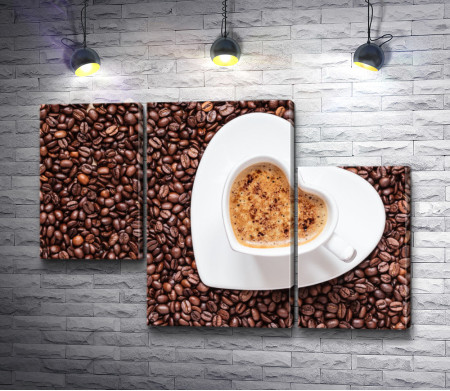 Чашка-сердце и зерна кофе