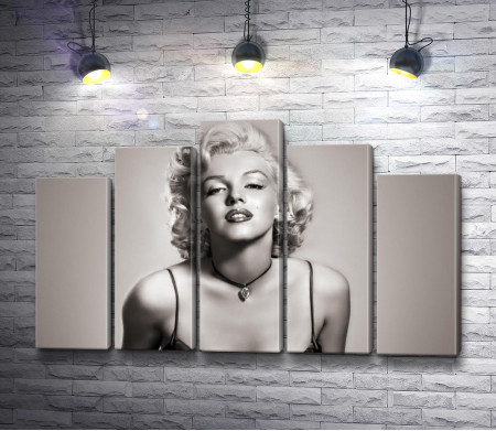 Черно-белый снимок знаменитой блондинки Мэрилин Монро