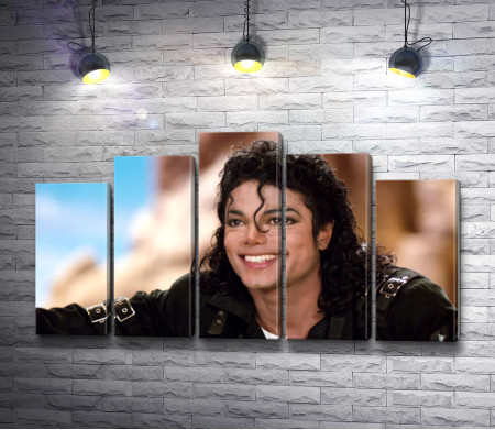 Улыбающийся Майкл Джексон