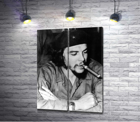 Че Гевара с сигарой. Черно-белое фото