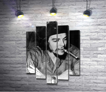 Че Гевара с сигарой. Черно-белое фото