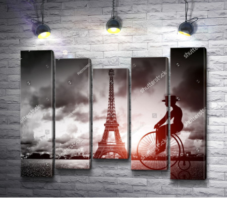Мужчина на ретро велосипеде на фоне Эйфелевой башни, Париж