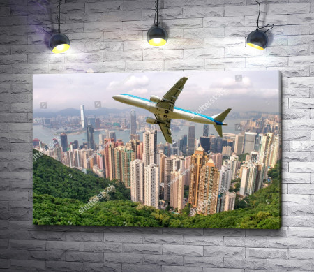 Самолет пролетает над Пиком Виктория, Гонконг