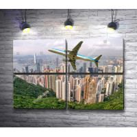 Самолет пролетает над Пиком Виктория, Гонконг