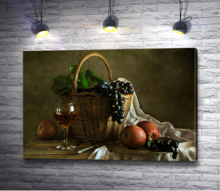 Натюрморт с виноградом в корзине. яблоками и бокалом вина 