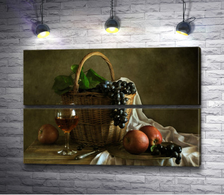 Натюрморт с виноградом в корзине. яблоками и бокалом вина 