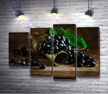 Металлический кувшин с виноградом 