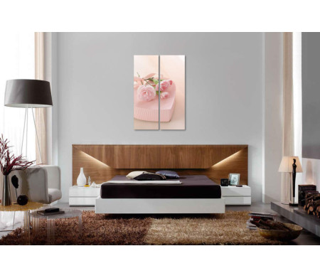 Нежные пионовидные розы на розовой коробке в форме сердца 