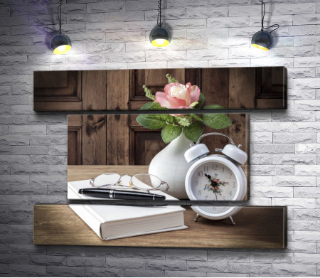 Винтажный натюрморт: часы, книга, очки и чайная роза в вазе