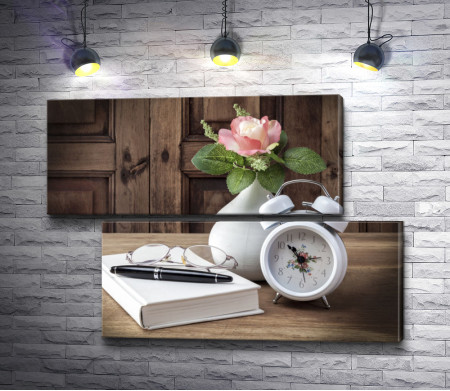 Винтажный натюрморт: часы, книга, очки и чайная роза в вазе