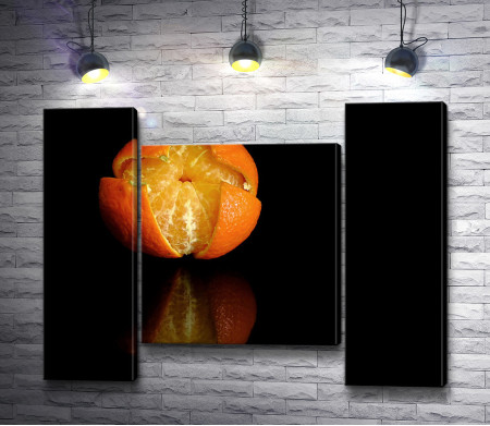 Апельсин на зеркальной поверхности 