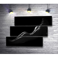 Обнаженная девушка в темноте, черно-белое фото 