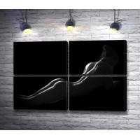 Обнаженная девушка в темноте, черно-белое фото 