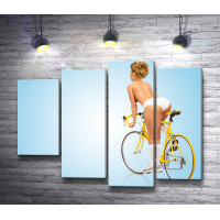 Девушка с голым торсом на велосипеде 