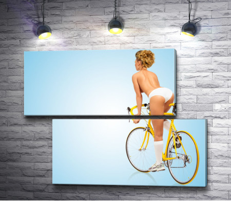 Девушка с голым торсом на велосипеде 