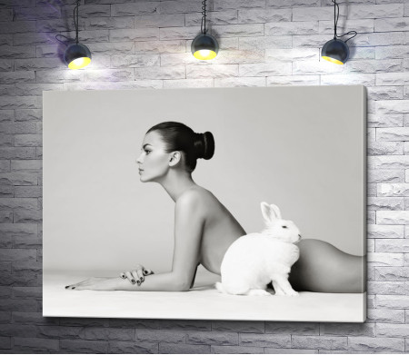 Стройная девушка с кроликом. фото в черно-белой гамме 