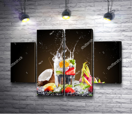 Тропический коктейль с кубиками льда и ягодами с фруктами 