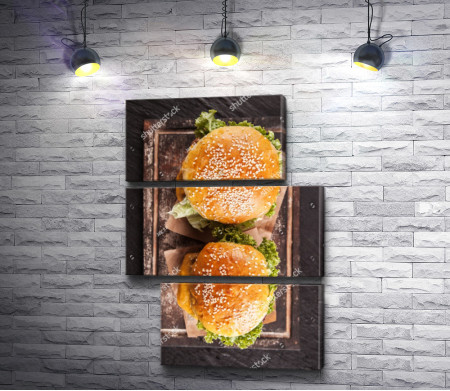 Два аппетитных гамбургера, фото flatlay