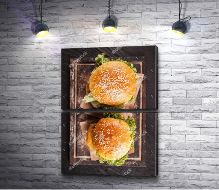 Два аппетитных гамбургера, фото flatlay